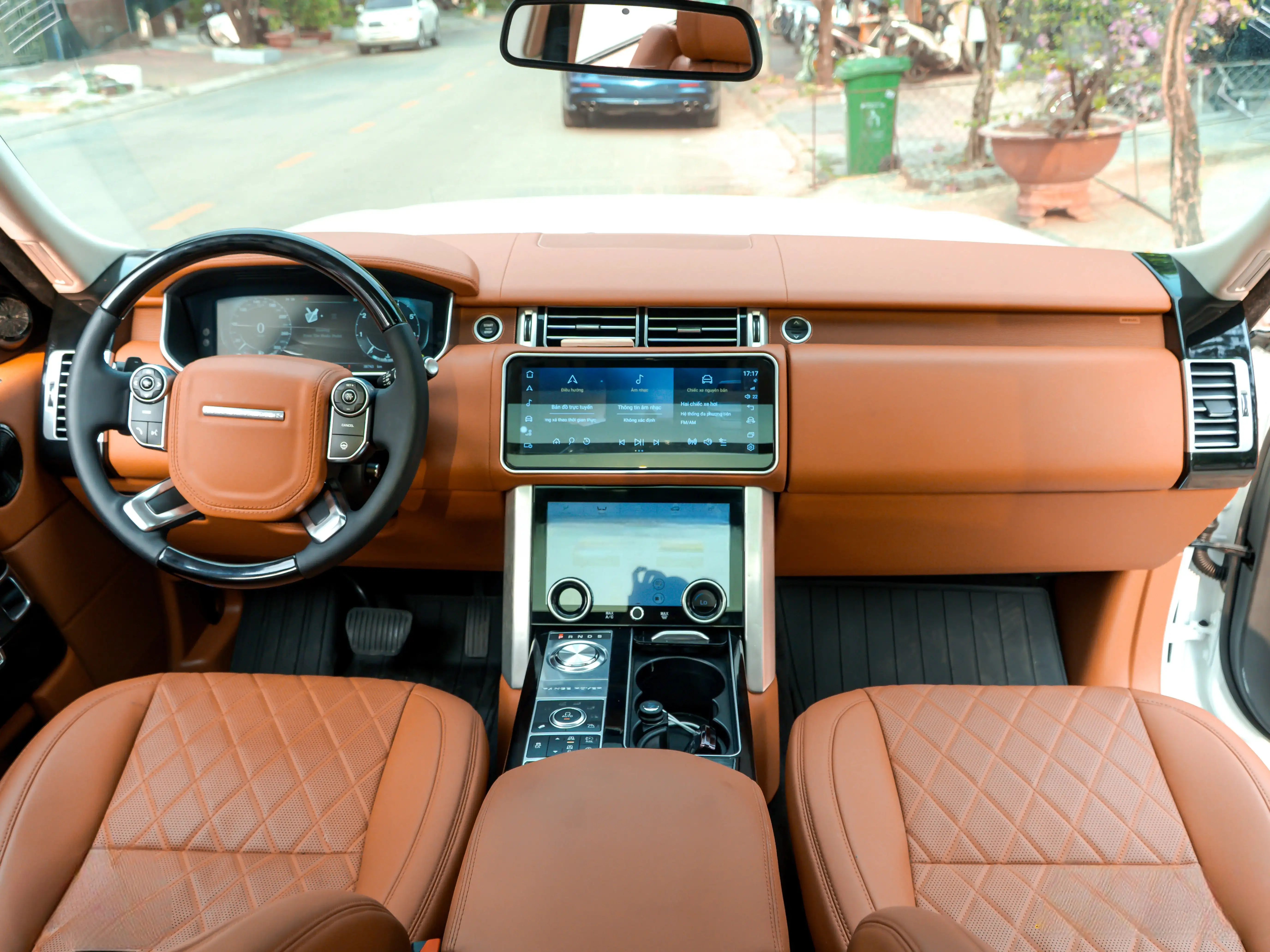 Nâng cấp xe Range Rover, Bọc Da Nội Thất – Nâng Cấp Không Gian Sang Trọng