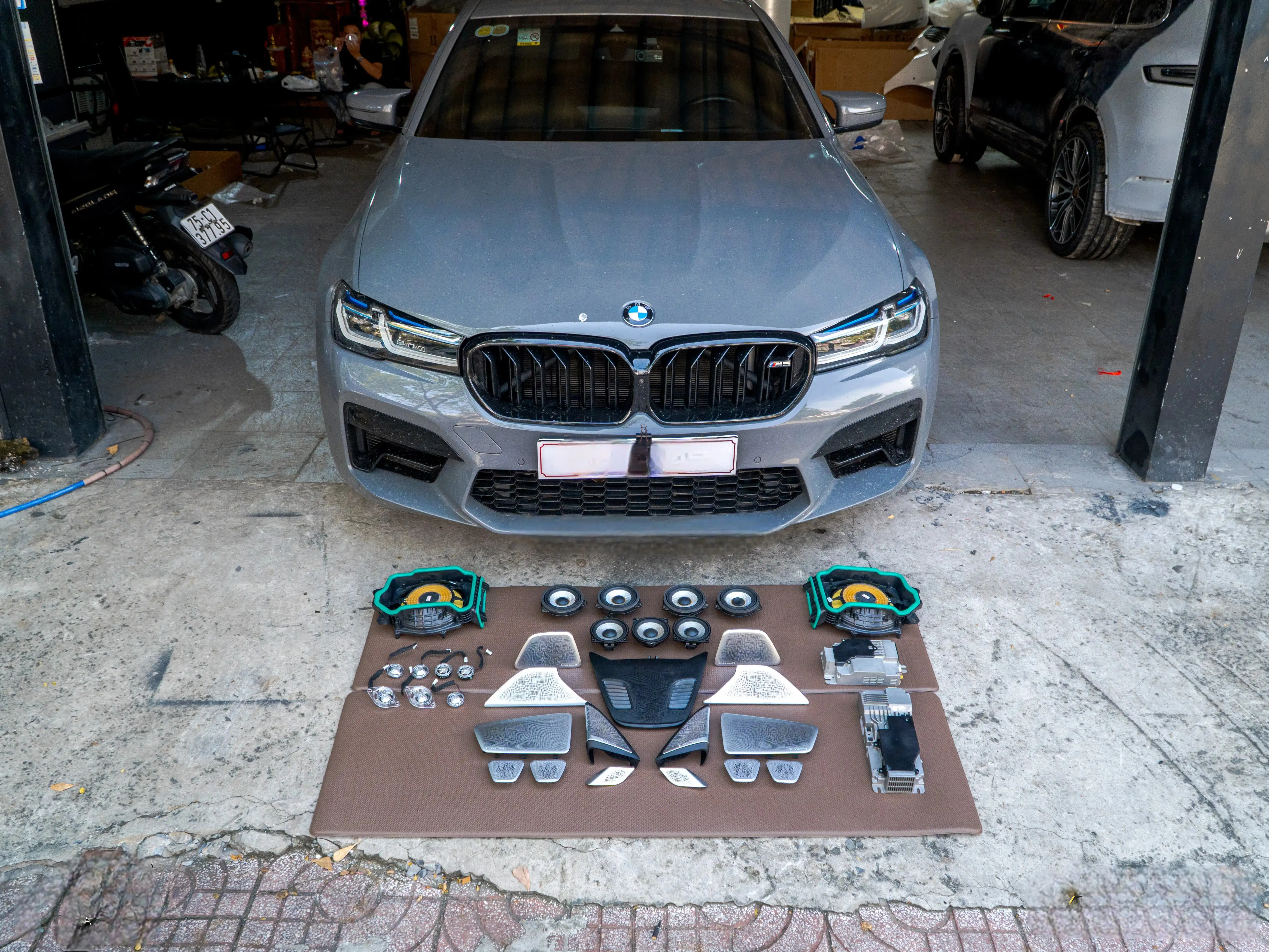 Nâng cấp xe BMW G30, Lắp Loa Bowers & Wilkins – Âm Thanh Cao Cấp Chuẩn Xe Sang