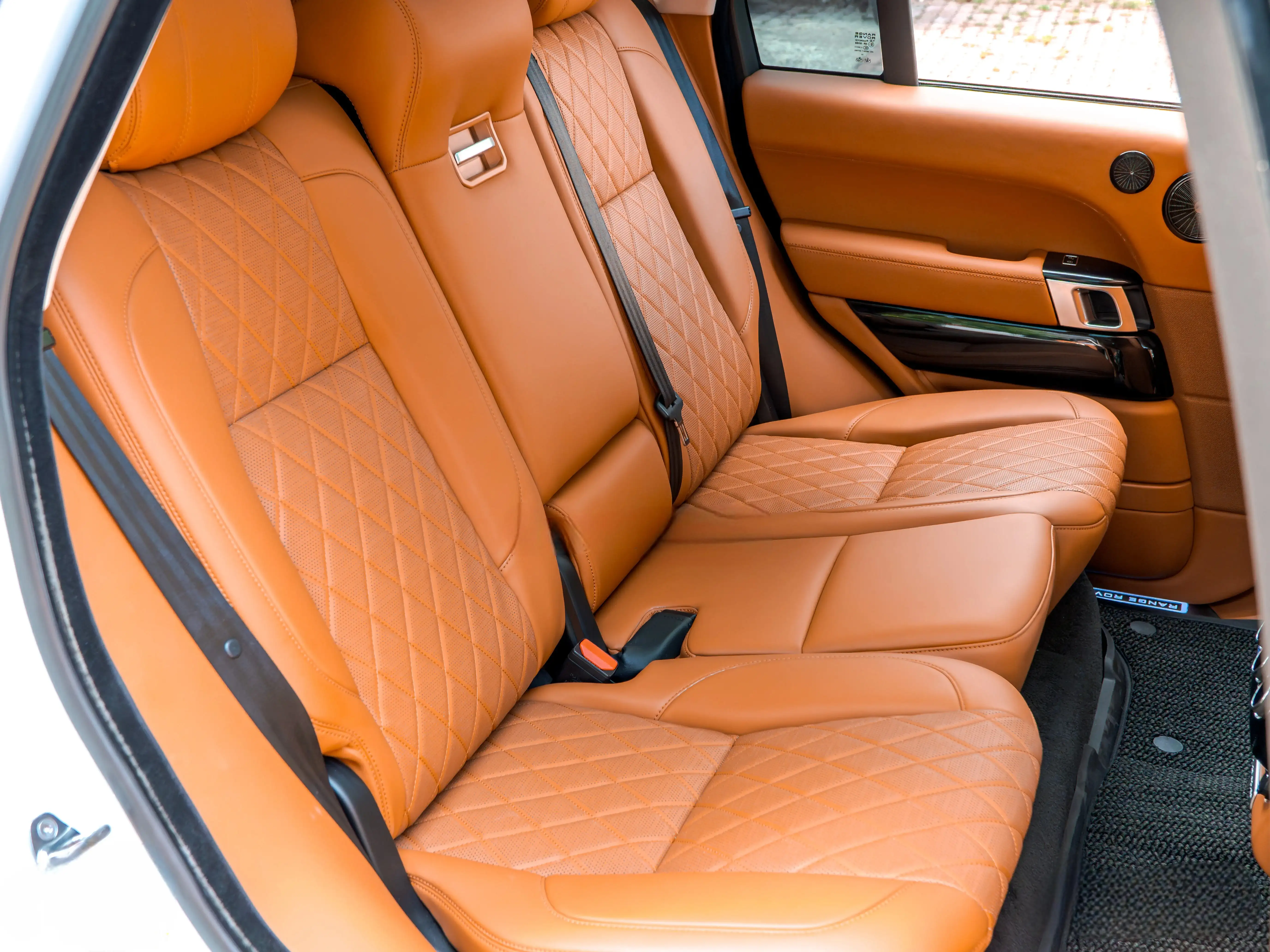 Nâng cấp xe Range Rover, Bọc Da Nội Thất – Nâng Cấp Không Gian Sang Trọng
